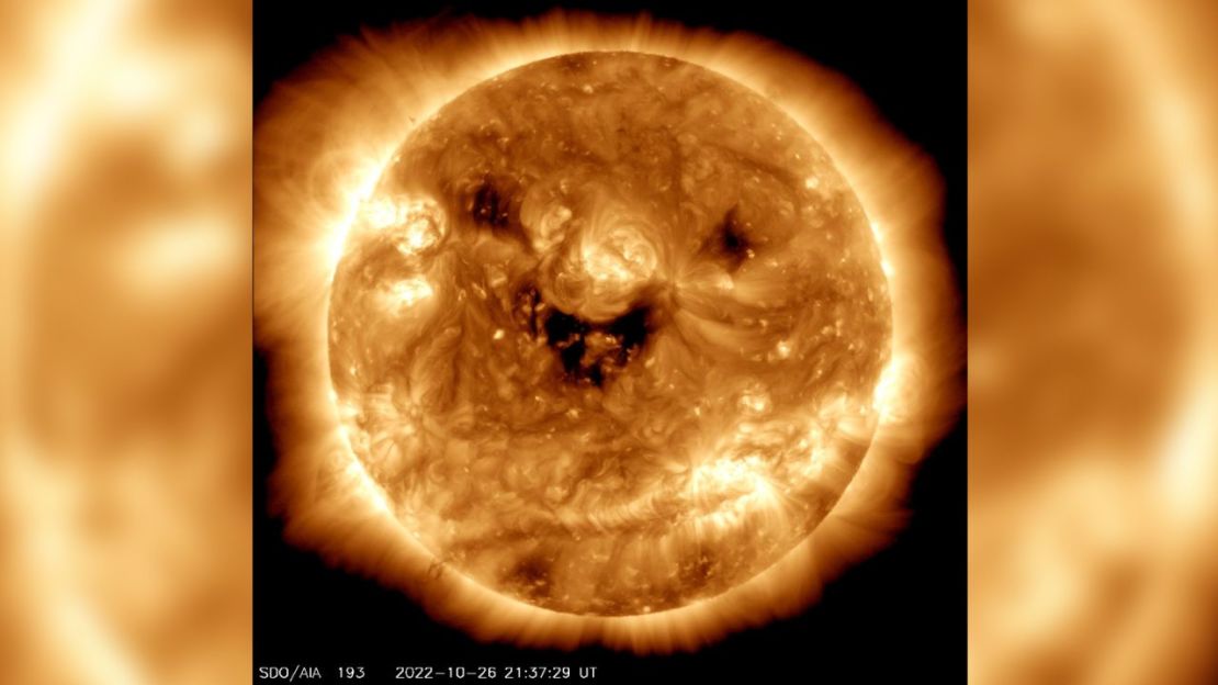 El Observatorio de Dinámica Solar de la NASA captó al sol "sonriendo". Vistos en luz ultravioleta, estos parches oscuros se conocen como agujeros coronales y son regiones donde el viento solar rápido fluye hacia el espacio.NASA/GSFC/SDO