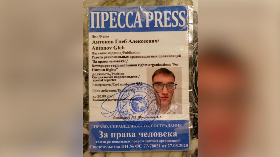 Un pase de prensa falso creado con un nombre falso por una ONG que ayudó a Andrei Medvedev a escapar de Rusia. La tarjeta debía servir como tapadera en caso de que la policía le pidiera su identificación en Rusia.