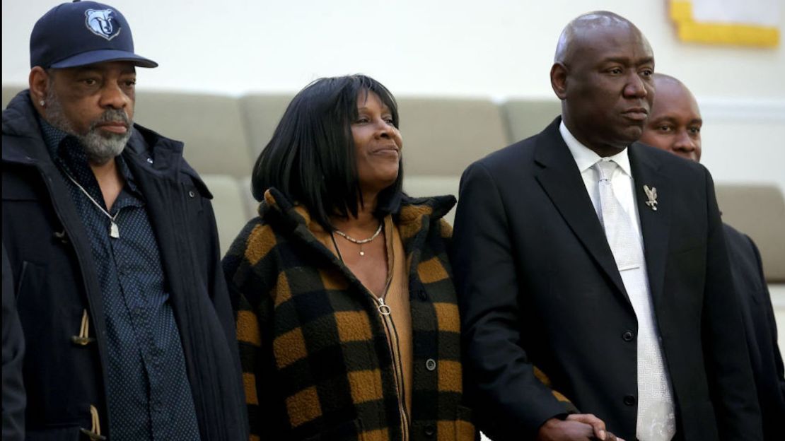 El abogado de derechos civiles Ben Crump (derecha) acompaña a Rodney Wells y RowVaughn Wells, padrastro y madre de Tyre Nichols, a una conferencia de prensa el 27 de enero de 2023 en Memphis, Tennessee.