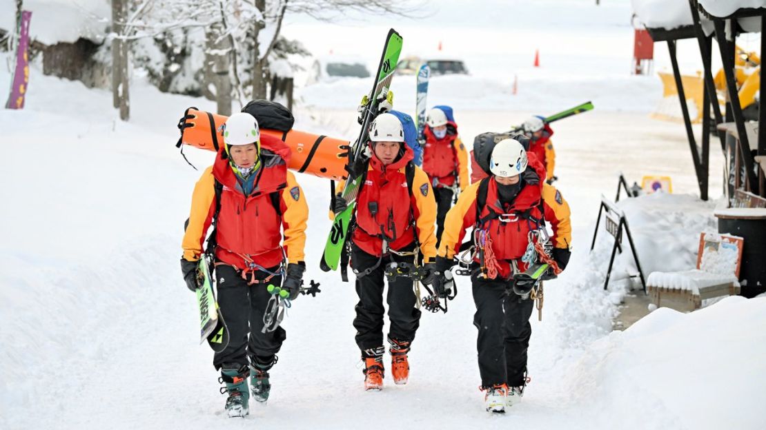 La operación de búsqueda de la policía de la prefectura de Nagano comienza en la estación de esquí de Tsugaike Kogen el 30 de enero de 2023 en Otari, Japón, después de que dos esquiadores extranjeros fueran encontrados inconscientes mientras que otros tres descendían la montaña de forma segura por su cuenta.