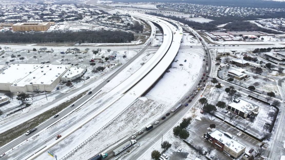 Una mezcla helada cubre la autopista 114 el 30 de enero de 2023 en Roanoke, Texas.