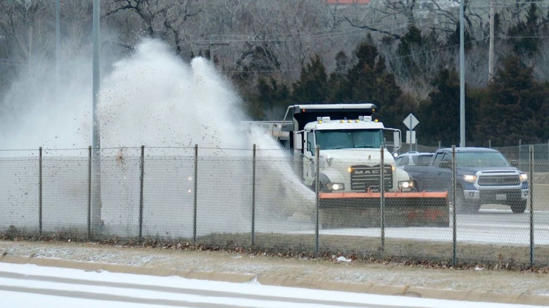 Una máquina quitanieves despeja un carril hacia el sur en la I-35 entre la 15 y la 33 cuando el clima invernal golpea Edmond y otras partes del metro de Oklahoma City el lunes 30 de enero de 2023 por la mañana.