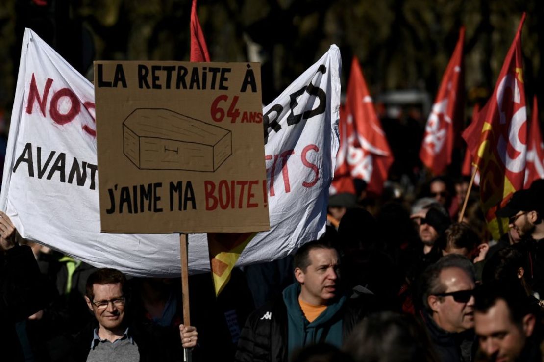 Manifestantes participan en segundo día de huelgas y protestas en todo el país por la reforma de pensiones propuesta por el Gobierno, en Burdeos, el 31 de enero de 2023.