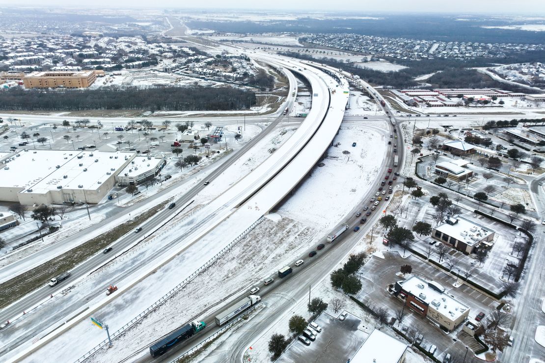 Una mezcla de hielo cubre la autopista 114 en Roanoke, Texas, el lunes.