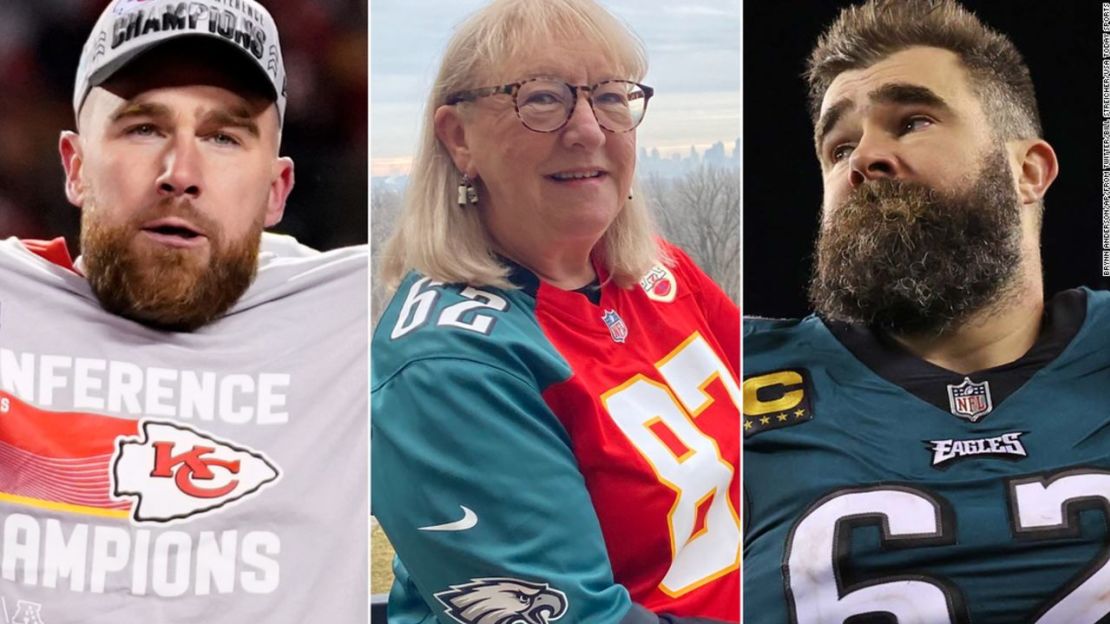 De izquierda a derecha: Travis Kelce, Donna Kelce, Jason Kelce. Donna Kelce se convertirá oficialmente en la primera madre en tener dos hijos que juegan uno contra el otro en el Super Bowl. Crédito: Brynn Anderson/AP/De Twitter/Bill Streicher/USA TODAY Sports