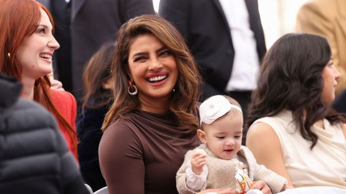 Priyanka Chopra sostiene a su hija con Nick Jonas, Malti, durante la ceremonia del Paseo de la Fama de Hollywood este lunes.