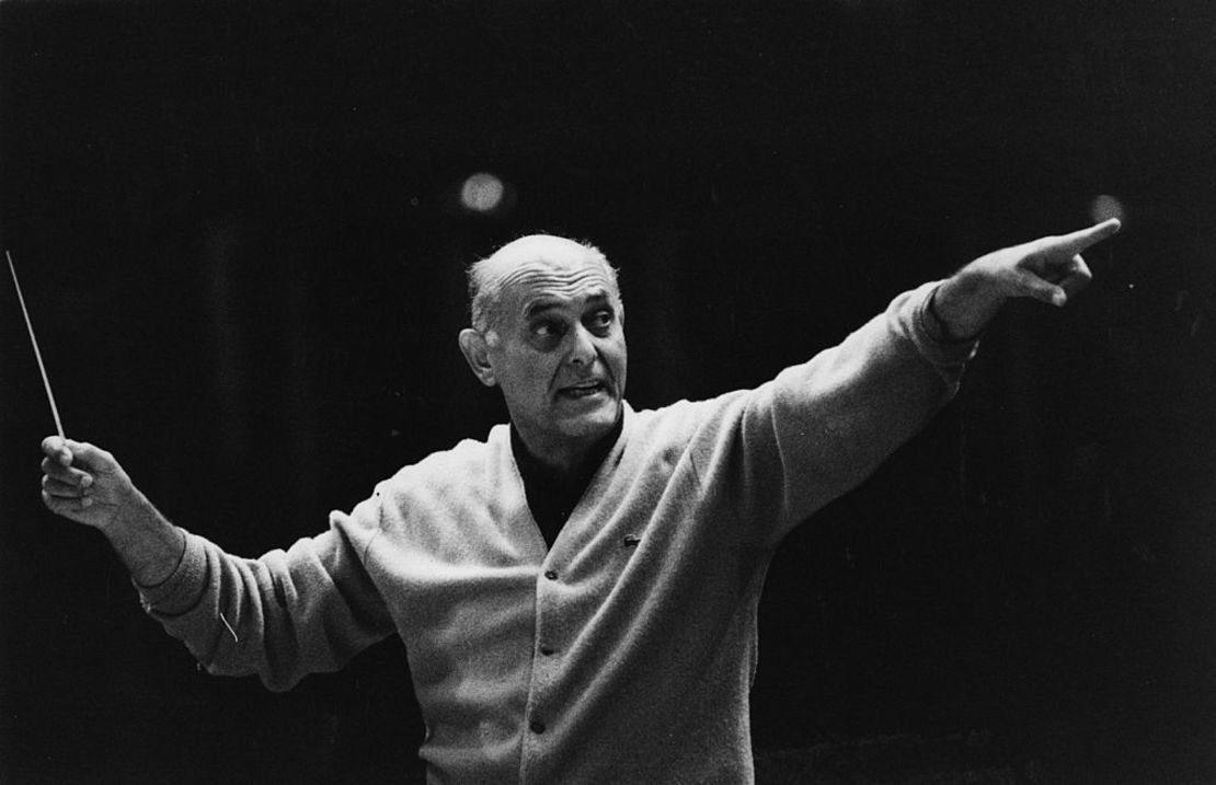 Sir Georg Solti, nacido en Hungría (1912 - 1997), dirigiendo la Orquesta Sinfónica de Chicago (CSO, por sus siglas en inglés) en el Albert Hall. Solti realizó numerosas giras con la CSO después de su nombramiento como director de orquesta en 1969.