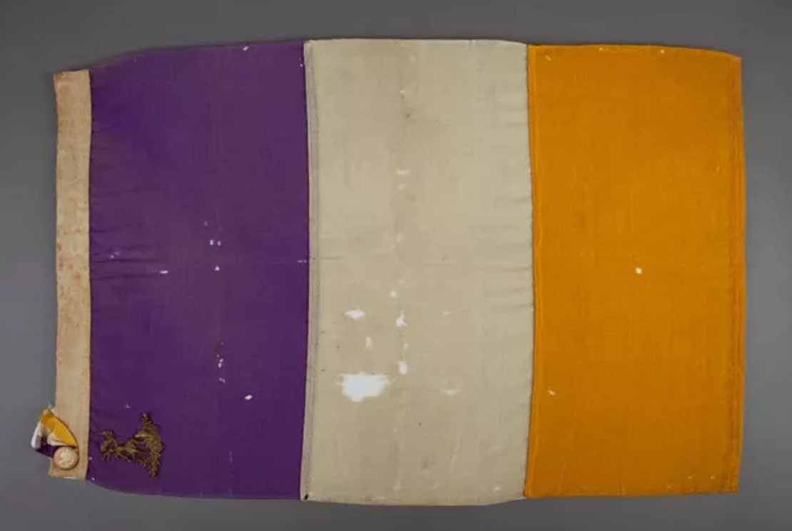 Esta es la bandera de la organización Congressional Union, que más tarde se convertiría en el Partido Nacional de la Mujer de EE.UU. Imagen del Museo Nacional de Historia Estadounidense.