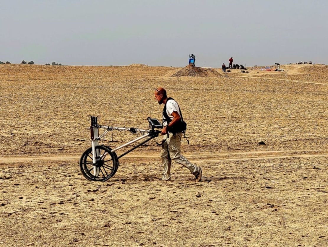 Utilizando tecnología de punta, los arqueólogos pueden "ver" bajo tierra y solo excavar cuando es necesario. Crédito: Proyecto Arqueológico Lagash