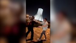 CNNE 1339672 - iran condena a una pareja por bailar en publico