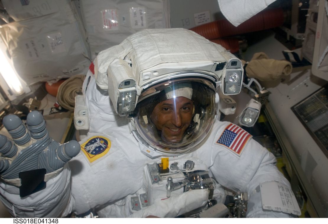 Joseph Acabá ataviado con su traje espacial de la Unidad de Movilidad Extravehicular (EMU), mientras se prepara para salir de la Quest Airlock de la Estación Espacial Internacional, en el año 2009