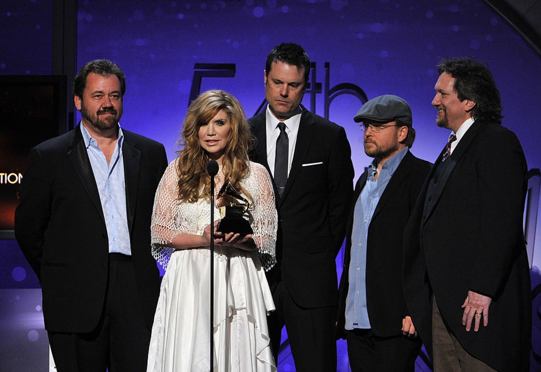 Alison Krauss y Union Station aceptan el premio al mejor álbum de Bluegrass por "Paper Airplane" en el escenario de la edición 54 de los premios Grammy celebrada en el Staples Center el 12 de febrero de 2012 en Los Ángeles, California.