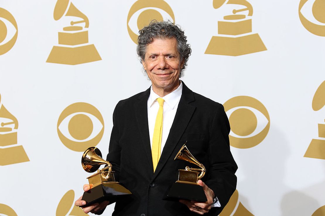 El músico de jazz Chick Corea, ganador de mejor solo de jazz improvisado por "Hot House" y mejor composición instrumental por "Mozart Goes Dancing", posa en la sala de prensa en la edición 55 de los premios Grammy en el Staples Center el 10 de febrero de 2013 en Los Ángeles, California.