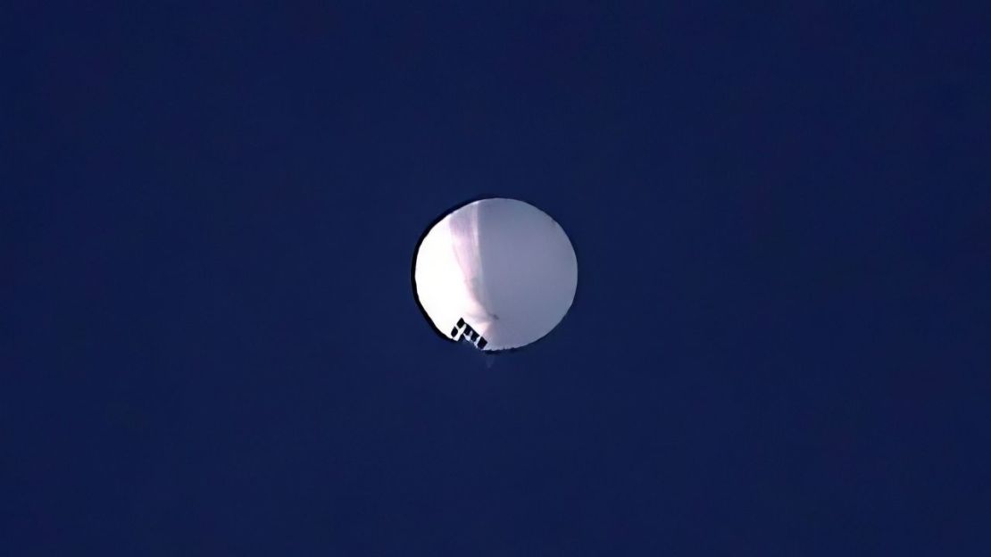 Un supuesto globo chino de gran altitud flota sobre Billings, Montana, el miércoles 1 de febrero de 2023.