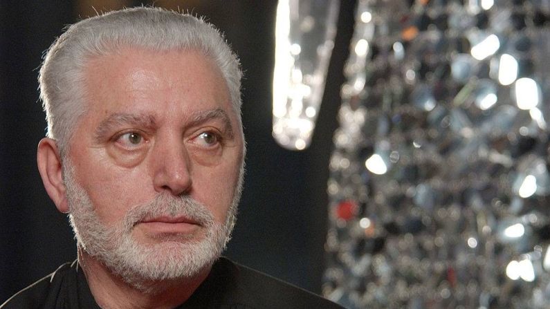 El icónico diseñador español Paco Rabanne murió a los 88 años el 3 de febrero. El español, cuyo nombre de nacimiento es Francisco Rabaneda Cuervo, fundó su casa de moda homónima en 1966 generando elogios y controversias por sus audaces creaciones.