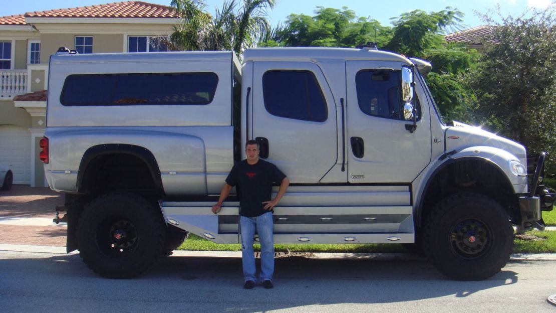 Chris George con su monster truck plateado. Los gemelos llevaban un estilo de vida extravagante y poseían barcos, relojes llamativos y varias casas. Cortesía de los hermanos George