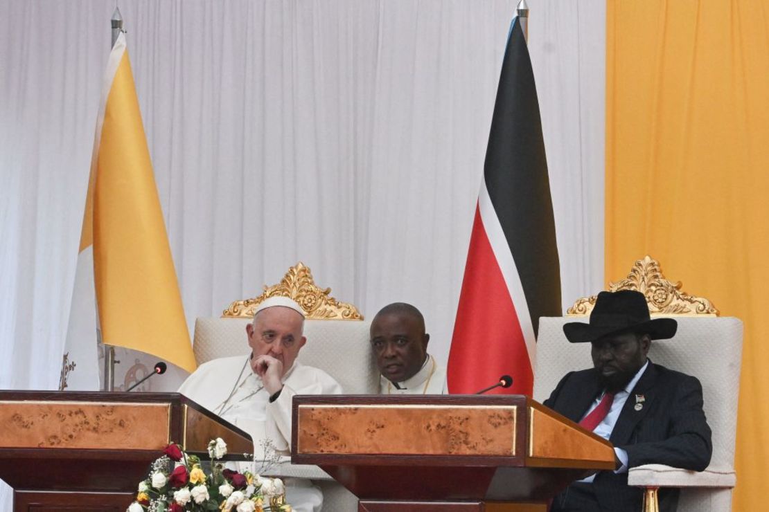 El papa Francisco y el presidente de Sudán del Sur, Salva Kiir (derecha), asisten a una reunión con autoridades, líderes de la sociedad civil y el cuerpo diplomático, en el jardín del Palacio Presidencial en Juba, Sudán del Sur, el 3 de febrero de 2023.