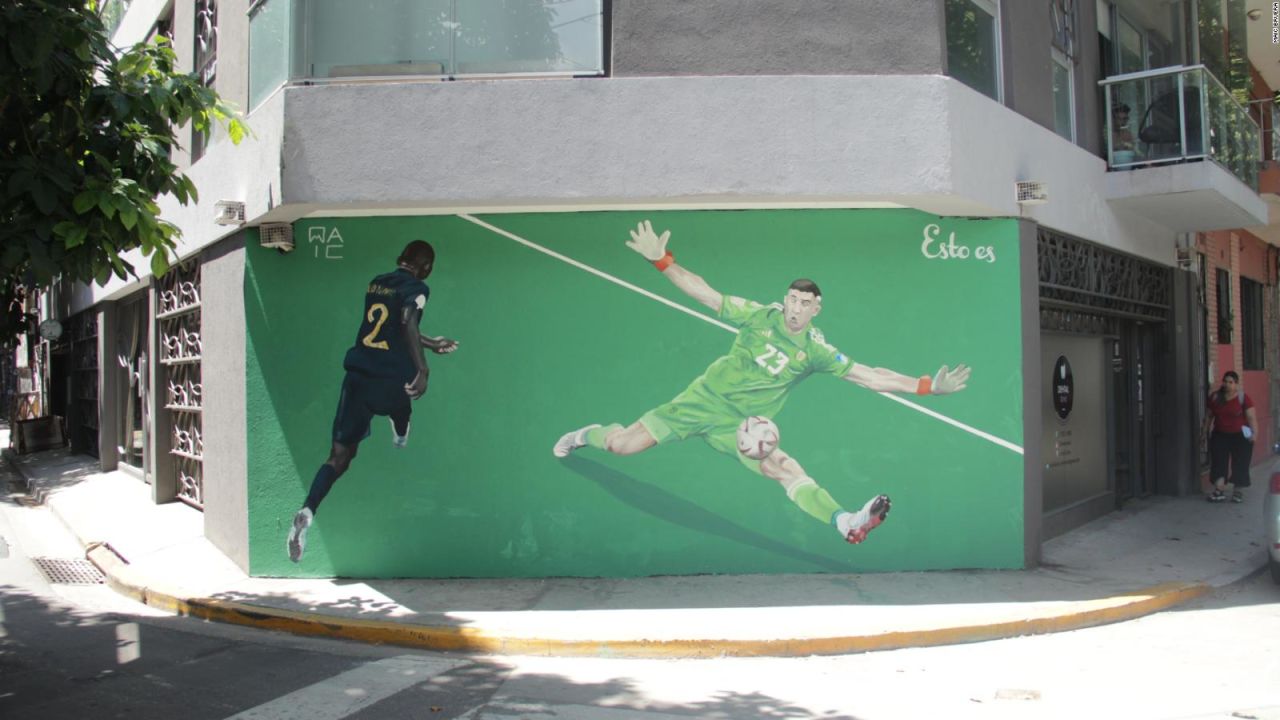 CNNE 1340669 - ¡atajada de campeon! pintan mural de la iconica parada del "dibu" martinez