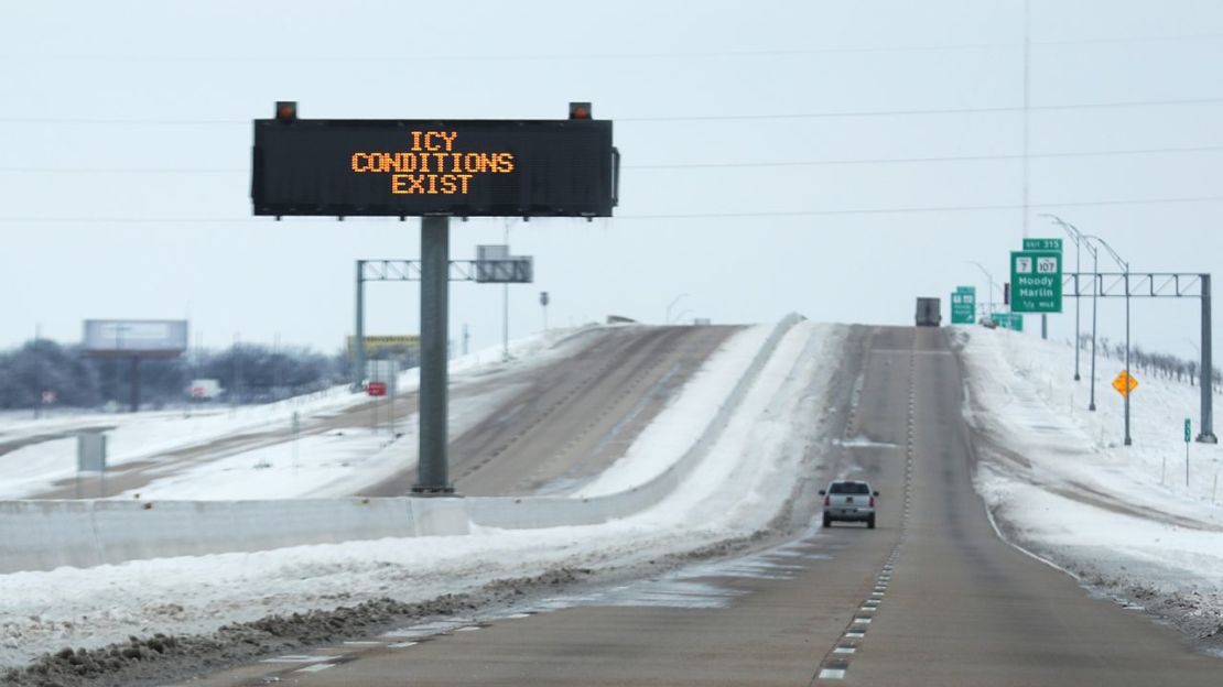 Una señal advierte de la presencia de hielo en la carretera interestatal 35 el 18 de febrero de 2021 en Killeen, Texas. Crédito: Joe Raedle/Getty Images Norteamérica/Getty Images