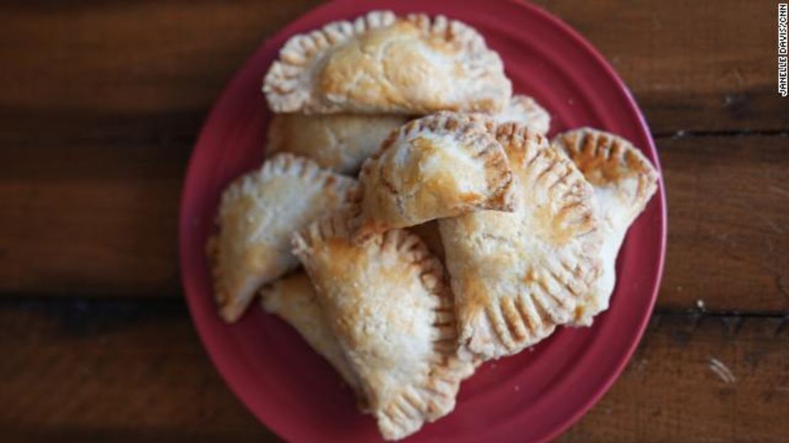 Las empanadas son adoradas por muchas culturas de todo el mundo. La versión de Longoria, rellena de camote, es una fusión perfecta entre la tarta de calabaza estadounidense y las empanadas mexicanas. Crédito: CNN