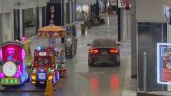 CNNE 1340886 - dos sospechosos entran con un auto robado a los pasillos de un centro comercial en canada