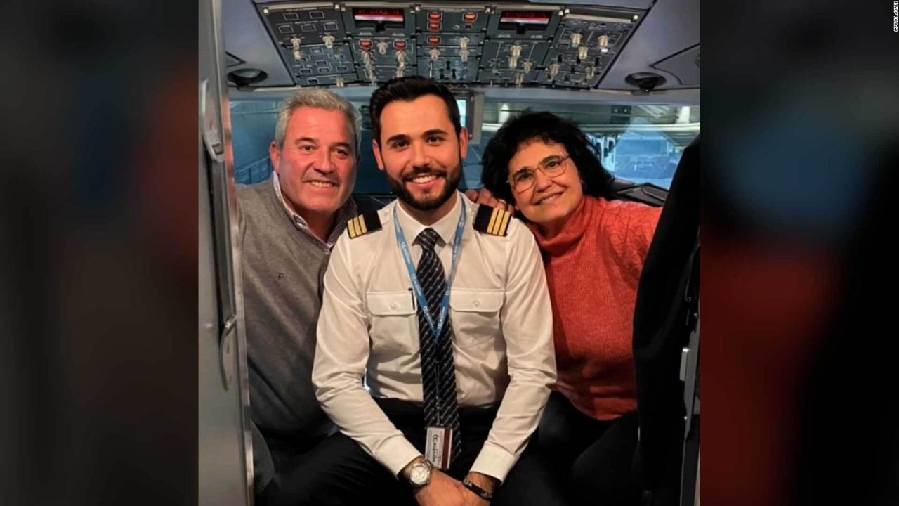 CNNE 1340905 - el emotivo mensaje viral de un piloto a sus padres en pleno vuelo