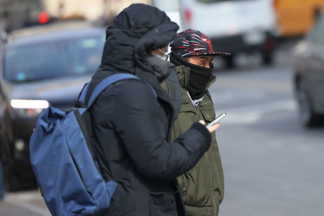 Las personas se abrigan mientras se protegen de los vientos fríos mientras el área registra temperaturas bajas récord el 3 de febrero de 2023 en la ciudad de Nueva York.