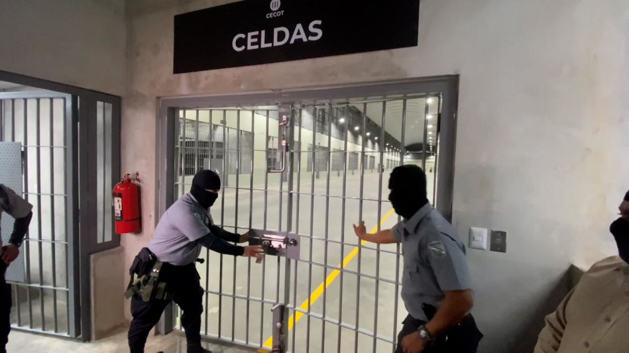 CNNE 1341185 - cnn ingresa a la mega prision de el salvador