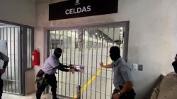 CNNE 1341185 - cnn ingresa a la mega prision de el salvador