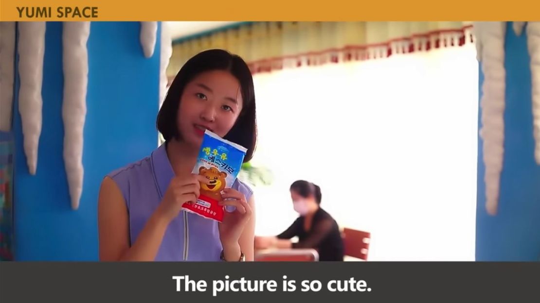 YuMi come helado en Pyongyang, Corea del Norte, en un video de YouTube subido el 1 de agosto de 2022.