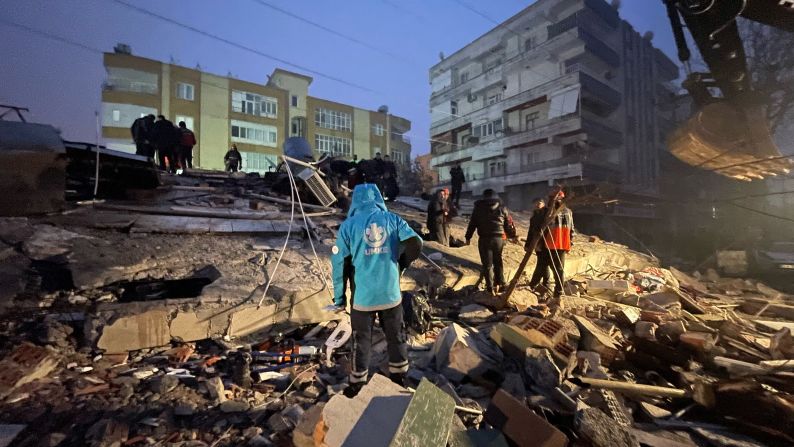 Un fuerte sismo de magnitud 7,8 sacudió Turquía y Siria dejando cientos de muertos y heridos.