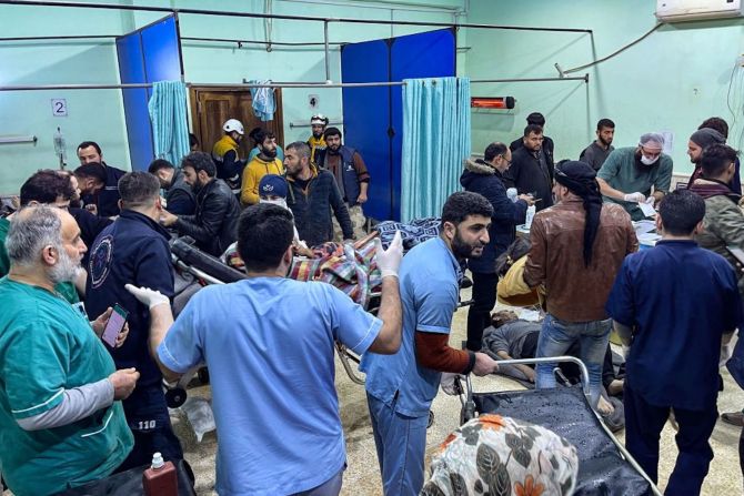 Las víctimas del terremoto fueron llevadas de urgencia a la sala de emergencias del hospital Bab al-Hawa luego del mortal sismo, en el campo del norte de la provincia siria de Idlib, controlada por los rebeldes, en la frontera con Turquía, a primeras horas del 6 de febrero de 2023.