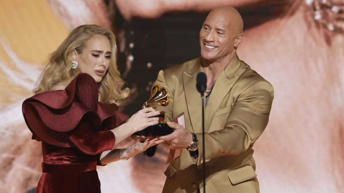 Adele acepta de manos de Dwayne 'The Rock' Johnson el premio a la mejor interpretación pop en solitario por "Easy On Me".