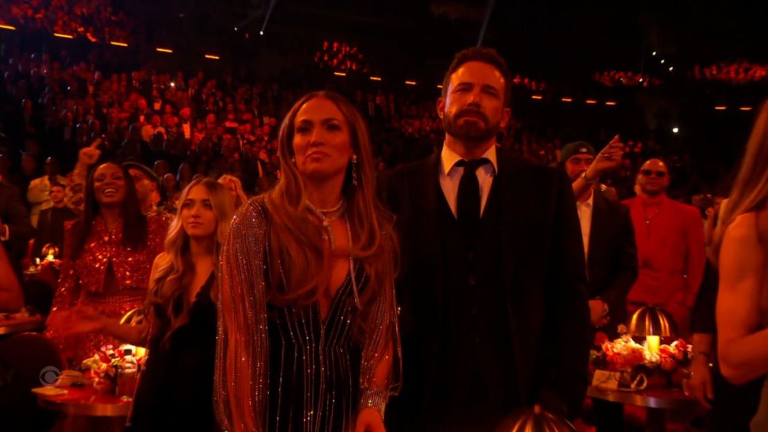 Ben Affleck, con Jennifer López, con cara de pocos amigos en los Grammy 2023. Crédito: CBS/Academia de la Grabación