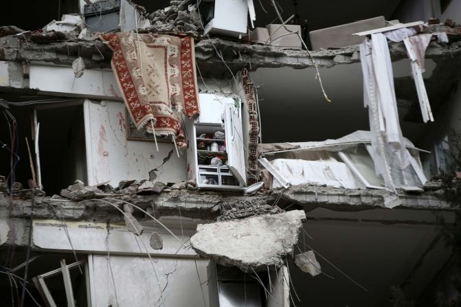 Así quedó un edificio destruido en Adana.