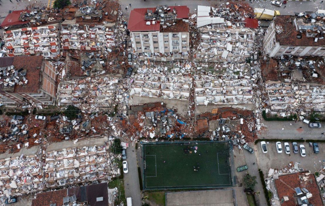 Esta foto aérea muestra los daños del terremoto en Hatay, Turquía.