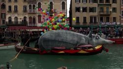 CNNE 1342003 - rata gigante es la estrella en el carnaval de venecia