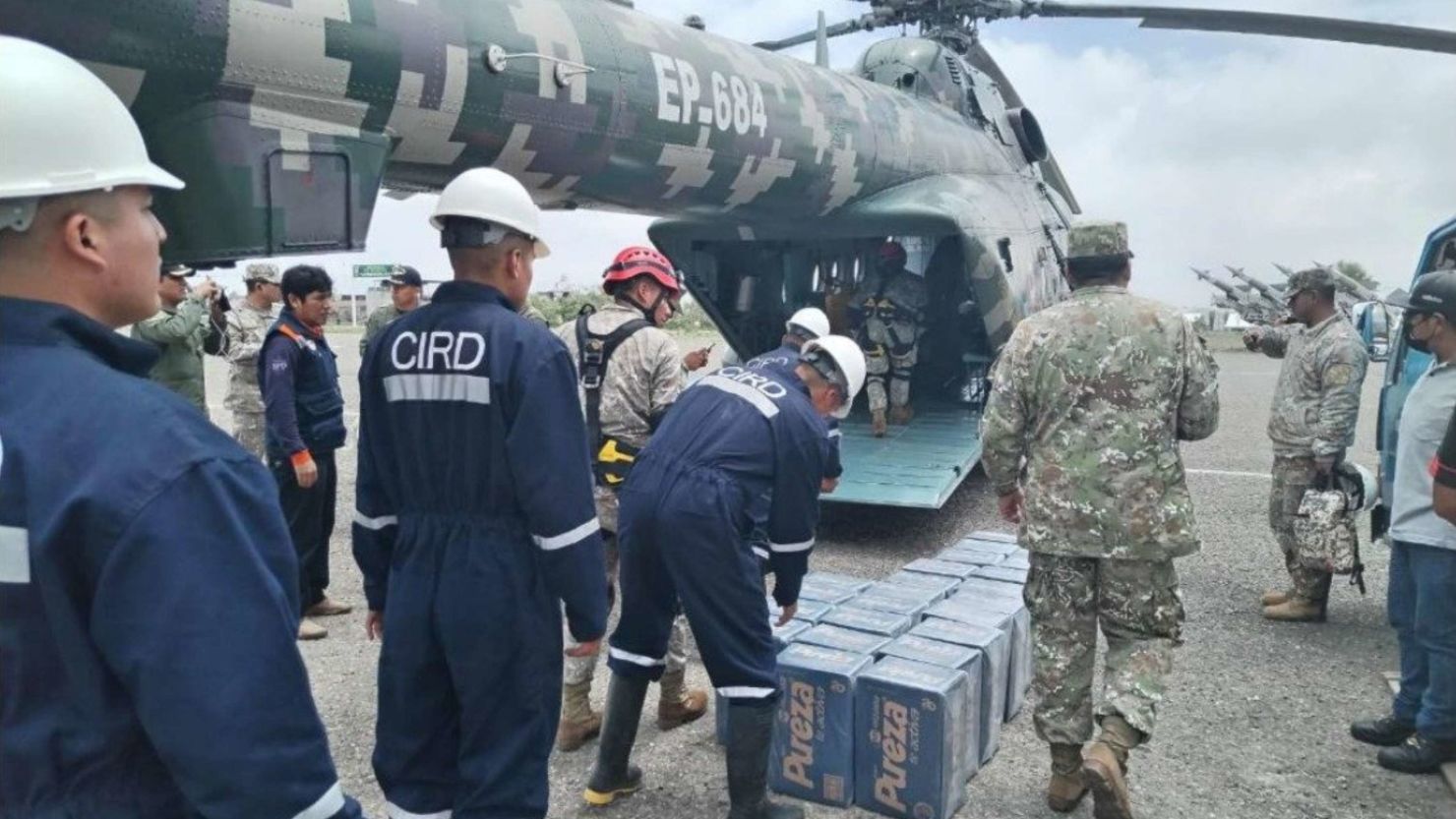 El Ejército envía ayuda humanitaria tras el alud en Arequipa que se cobró al menos ocho vidas.