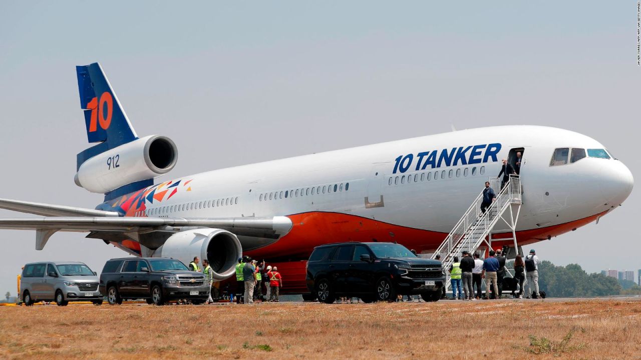 CNNE 1342120 - chile recibe un avion ten tanker para combatir los incendios