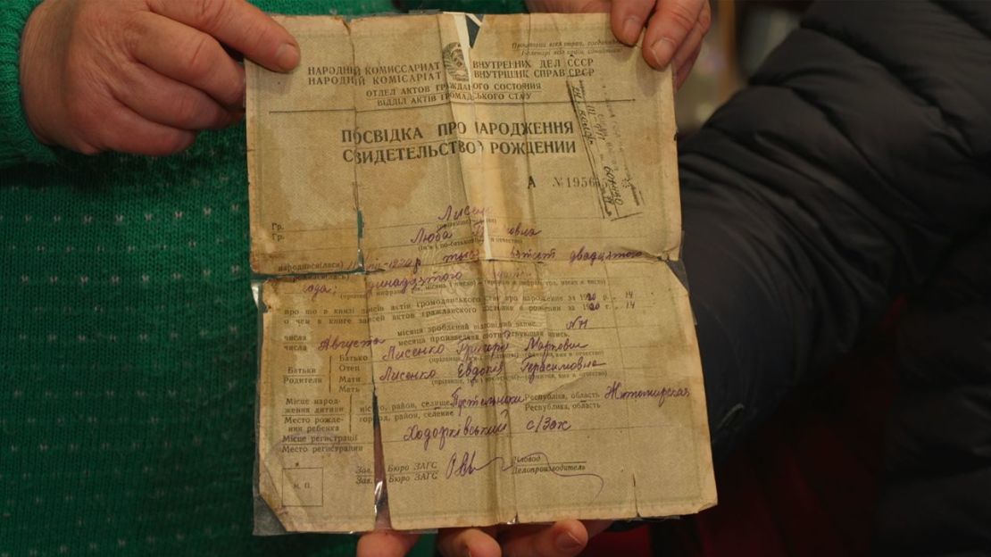 Yarosh nació el 8 de agosto de 1920. Su certificado de nacimiento es uno de los únicos registros de su doloroso pasado.