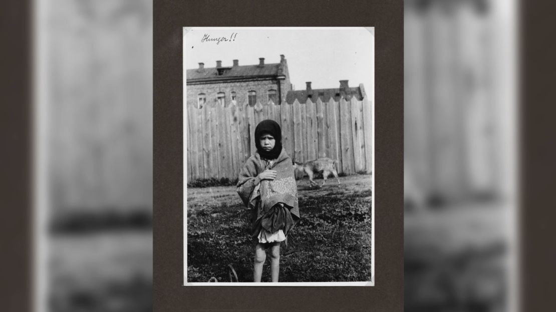 Yarosh recuerda cuántos niños murieron de hambre durante la peor hambruna forzada de Ucrania, el Holodomor. Fotografías raras, como esta de Alexander Wienerberger, son testimonio de los horrores.