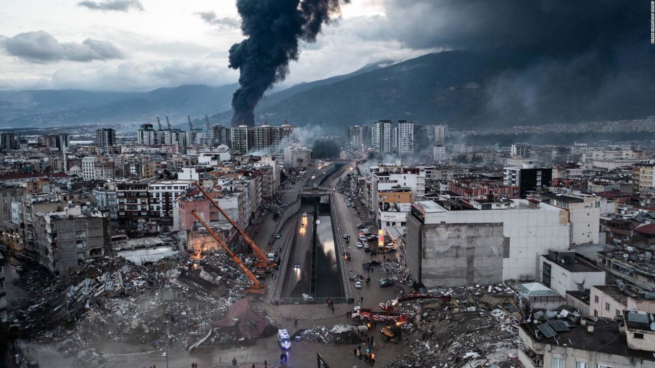 CNNE 1342303 - imagenes aereas de la destruccion del terremoto en turquia y siria