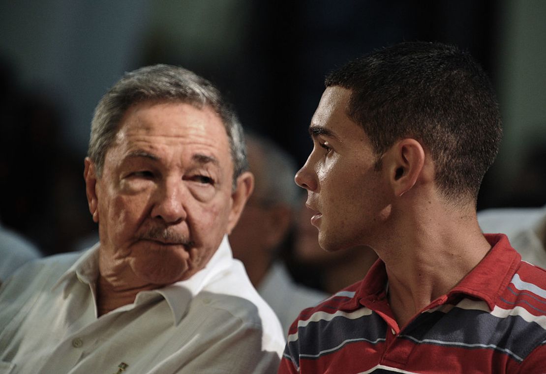 El entonces presidente Raúl Castro conversa con Elián González el el 30 de junio de 2010 en una iglesia de La Habana, durante la celebración del décimo aniversario de su retorno desde Miami.