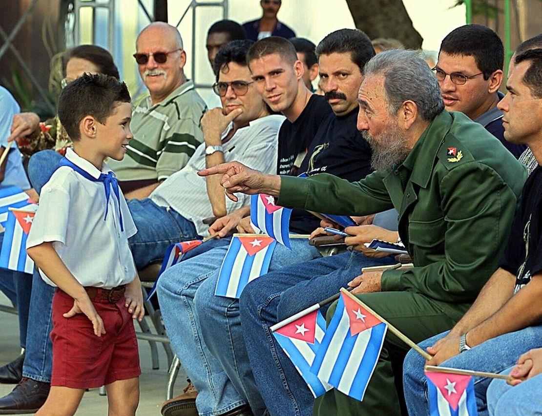 Fidel Castro conversa con Elián González el 14 de julio de 2001 en Cárdenas, Cuba, durante una reunión política para inaugurar el "Museo a la Batalla de Ideas".