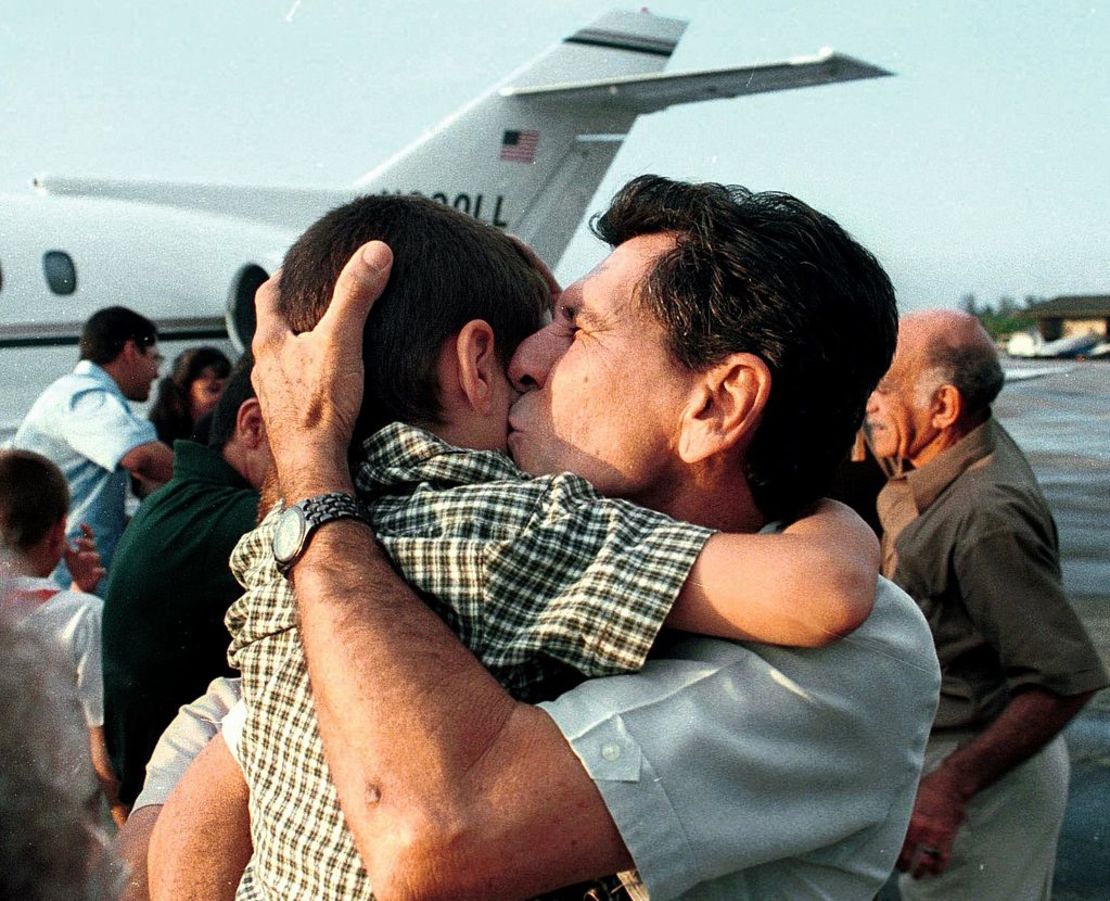 Elián González y su abuelo paterno, Juan González, a la llegada del niño al aeropuerto José Martí el 28 de junio de 2000 en La Habana.