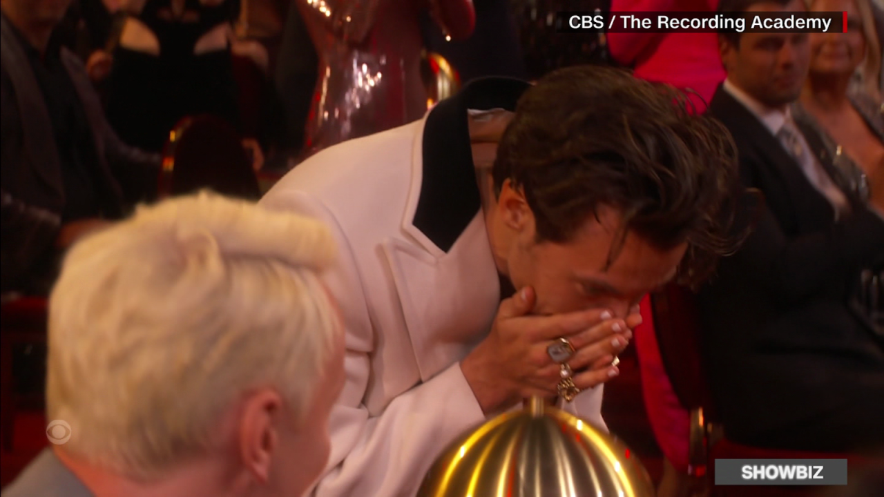 CNNE 1342499 - la sorpresa de harry styles en la entrega de los grammy