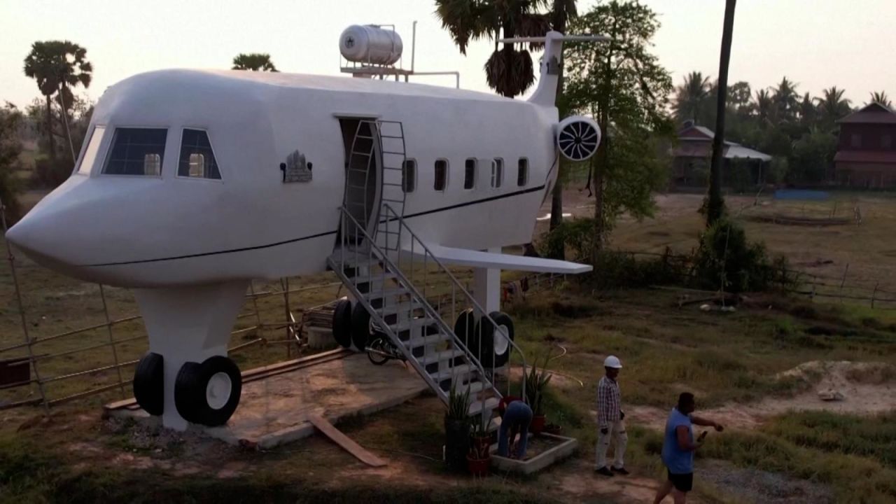 CNNE 1342549 - un camboyano construye una casa con forma de avion