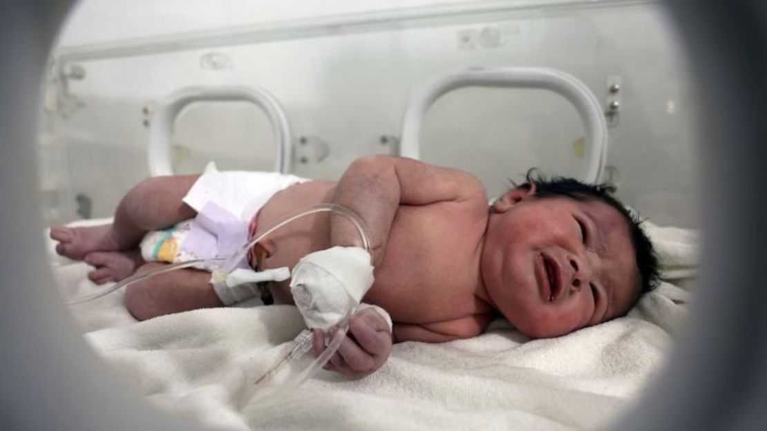 La niña recién nacida recibe tratamiento dentro de una incubadora en un hospital infantil en la ciudad de Afrin, provincia de Alepo, Siria, el martes 7 de febrero de 2023.