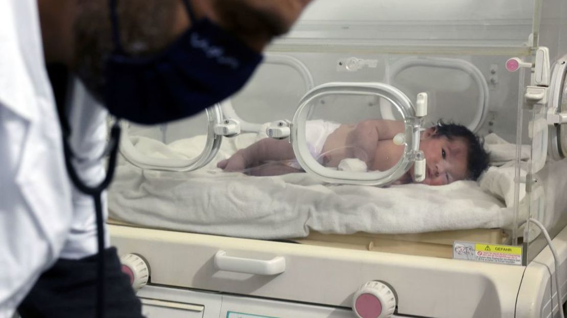 Una niña que nació entre los escombros causados por el terremoto del lunes, vista dentro de una incubadora en un hospital infantil en la ciudad de Afrin, provincia de Alepo, Siria, el martes 7 de febrero de 2023. Ghaith Alsayed/AP