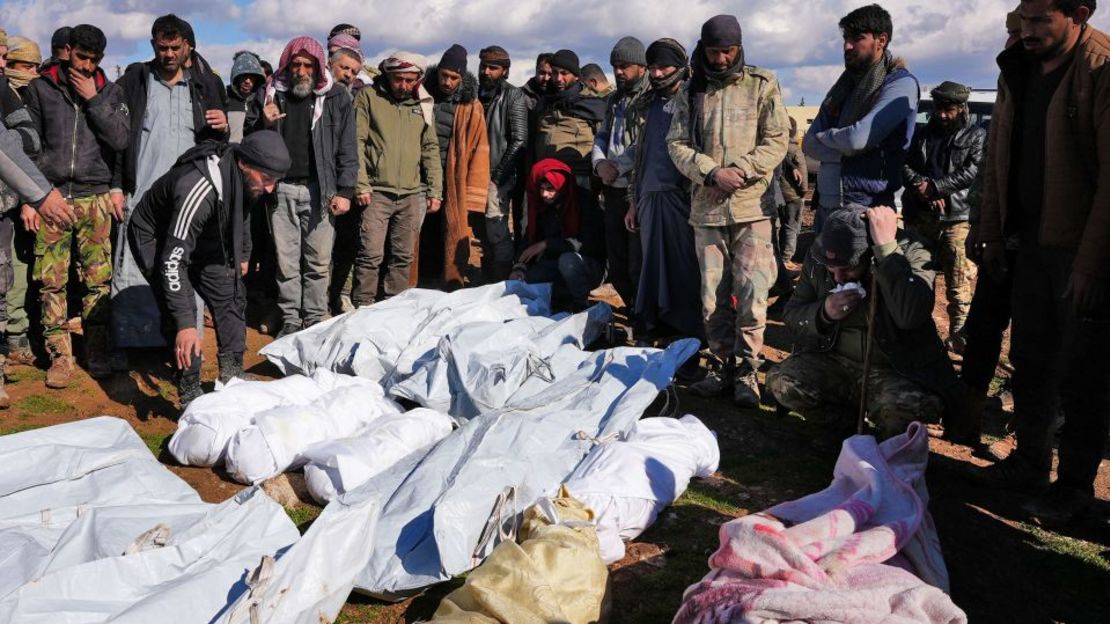 Los sirios lloran a una familia y vecinos cercanos que murieron en la aldea de Hajji Iskandar, el 7 de febrero de 2023. Rami Al Sayed/AFP/Getty Images